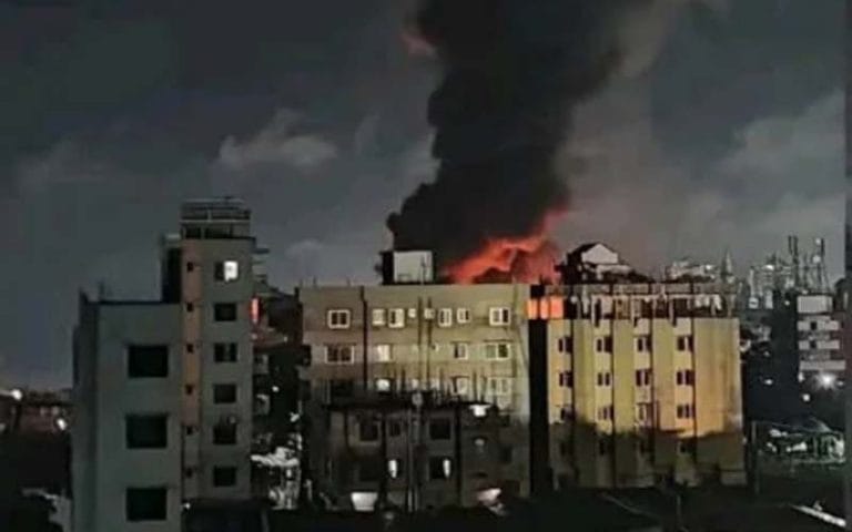 চট্টগ্রামে আগুনে পুড়ছে ঝুটের গুদাম ও প্লাস্টিক কারখানা