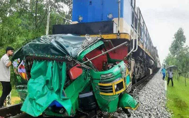 কক্সবাজার এক্সপ্রেসের ধাক্কায় অটোরিকশা চালকসহ নিহত ৪