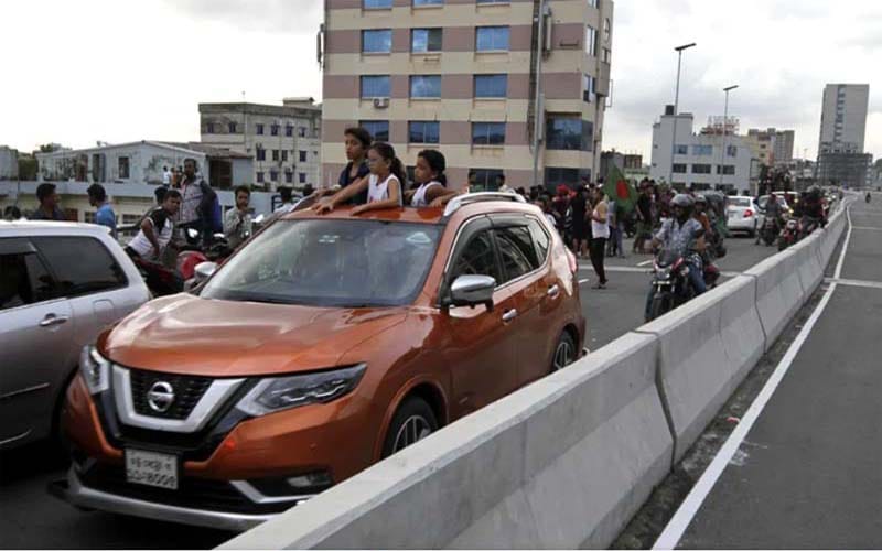 ‘খুনি হাসিনা দাইয়্যি’ বলেই উল্লাসে রাস্তায় নেমে আসে জনতা