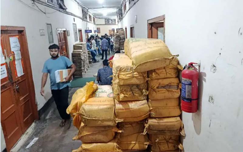 নথির ভারে নুইয়ে পড়ছে চট্টগ্রাম কাস্টস হাউস