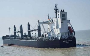 আমদানি করা গম নিয়ে মার্কিন জাহাজ চট্টগ্রাম বন্দরে