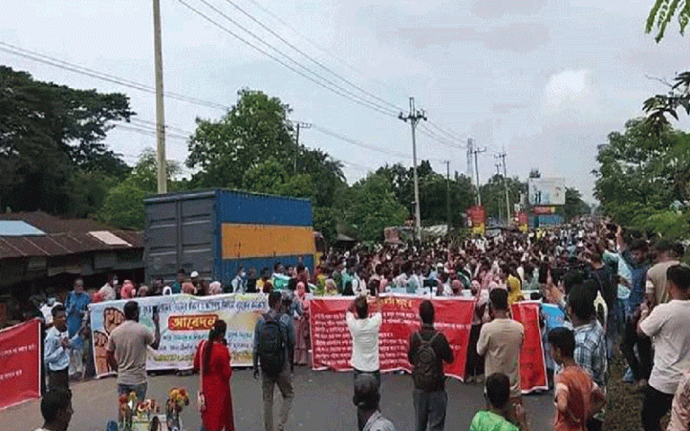 ইসলামী ব্যাংকের চাকরিচ্যুত কর্মকর্তাদের মহাসড়ক অবরোধ