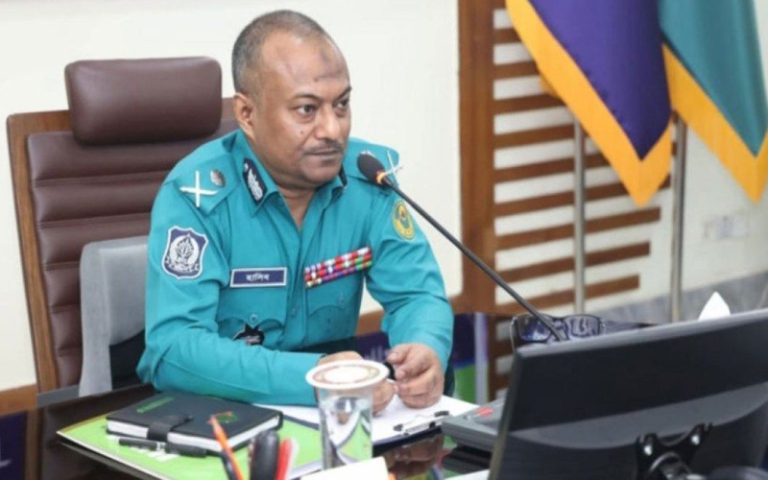 অস্ত্রধারী সন্ত্রাসীকে দেখামাত্র ব্রাস্টফায়ারের নির্দেশ সিএমপি কমিশনারের