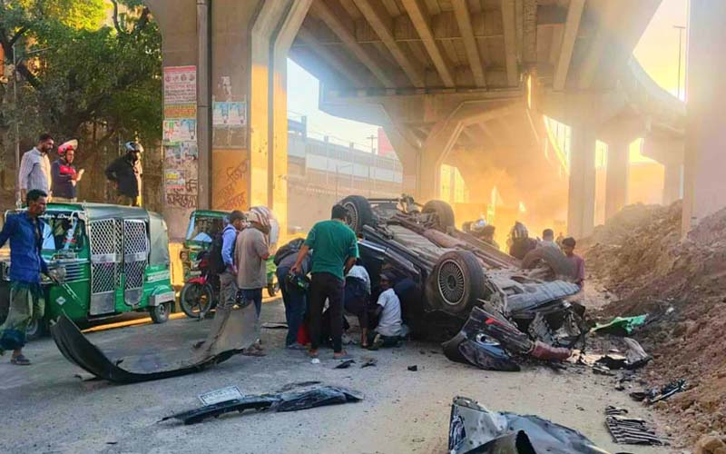 চট্টগ্রামে এক্সপ্রেসওয়ের রেলিং ভেঙে ছিটকে পড়লো গাড়ি, নিহত ১