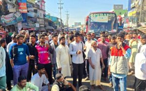 চট্টগ্রাম-কক্সবাজার মহাসড়ক অবরোধ করে বিক্ষোভ