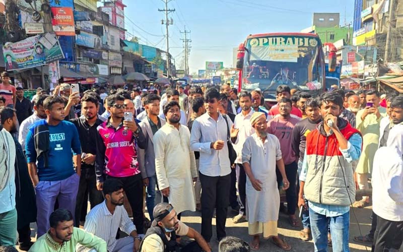 চট্টগ্রাম-কক্সবাজার মহাসড়ক অবরোধ করে বিক্ষোভ