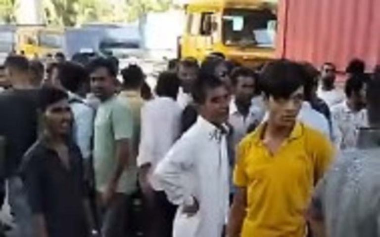 চট্টগ্রাম বন্দরে গেট পাস বাণিজ্য নিয়ে সংঘর্ষ, সড়ক অবরোধ