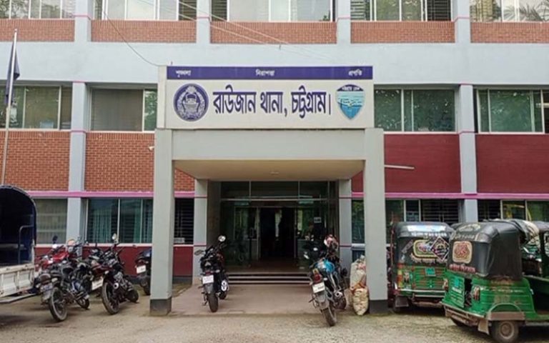 রাউজানে মুদি দোকানে মিলল দেশি-বিদেশি আগ্নেয়াস্ত্র!