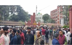 চট্টগ্রামে মনোনয়নপত্র জমা দিতে রিটার্নিং কর্মকর্তার কার্যালয়ে ভিড়