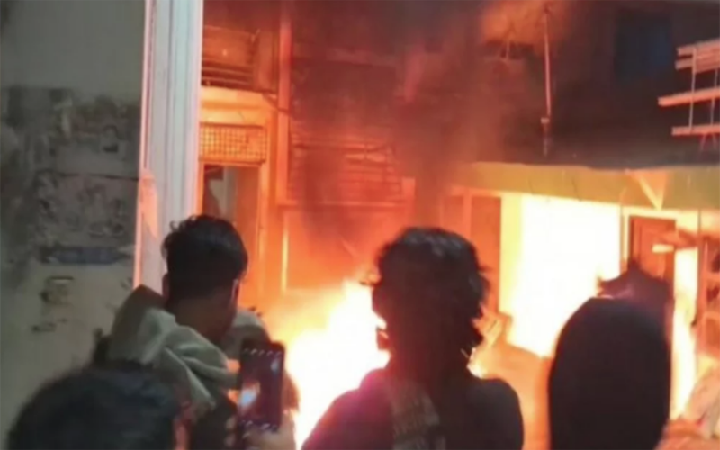 হাদির মৃত্যুর প্রতিবাদে চট্টগ্রামে নওফেলের বাড়িতে অগ্নিসংযোগ