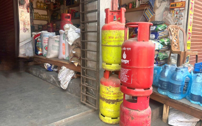 চট্টগ্রামে কোথাও মিলছে না এলপি গ্যাসের সিলিন্ডার