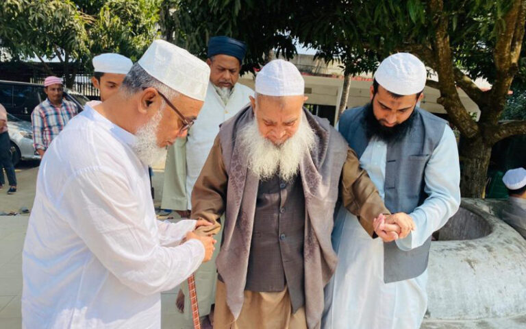 হেফাজত আমিরের দোয়া নিলেন জামায়াত প্রার্থী নুরুল আমিন