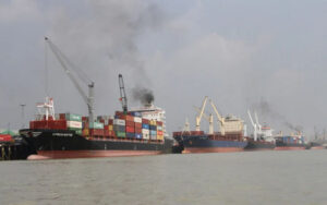 চট্টগ্রাম বন্দরের বহির্নোঙরে ভাসছে ৮৫ মাদার ভেসেল