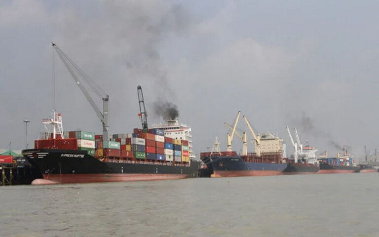 চট্টগ্রাম বন্দরের বহির্নোঙরে ভাসছে ৮৫ মাদার ভেসেল