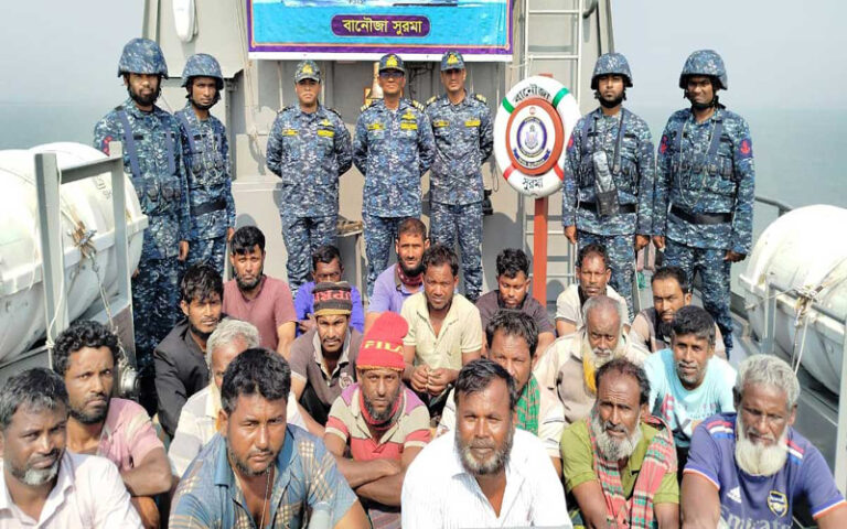 সমুদ্রে ভাসমান বোটে ২০ জেলে, উদ্ধার করলো নৌবাহিনী