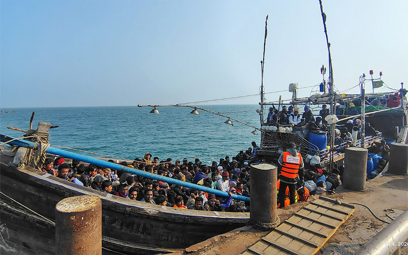সাগরপথে কাঠের নৌকায় চড়ে মালয়েশিয়া যাচ্ছিলেন তারা
