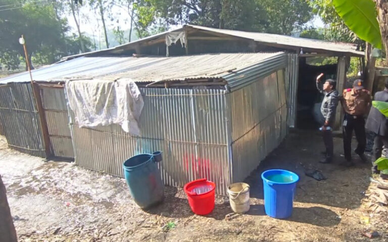 বিপিসির পাইপলাইন ফুটো করে তেল চুরি