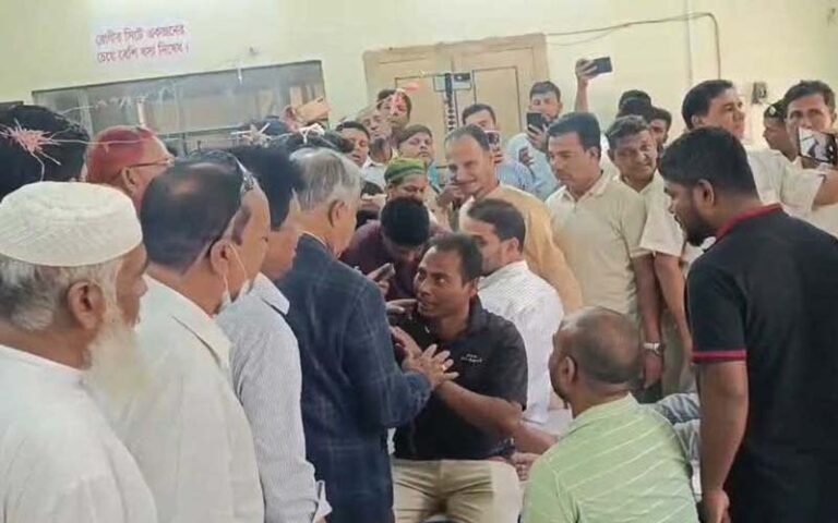 নির্বাচনী নাটকে নায়ক এমপি, মঞ্চ আনোয়ারা স্বাস্থ্য কমপ্লেক্স