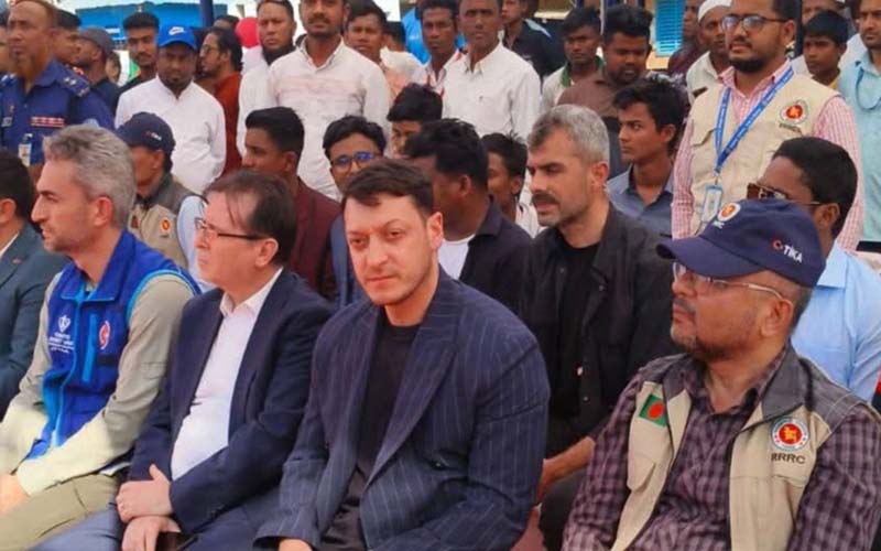রোহিঙ্গাদের সঙ্গে ইফতার করলেন ওজিল ও এরদোয়ান পুত্র
