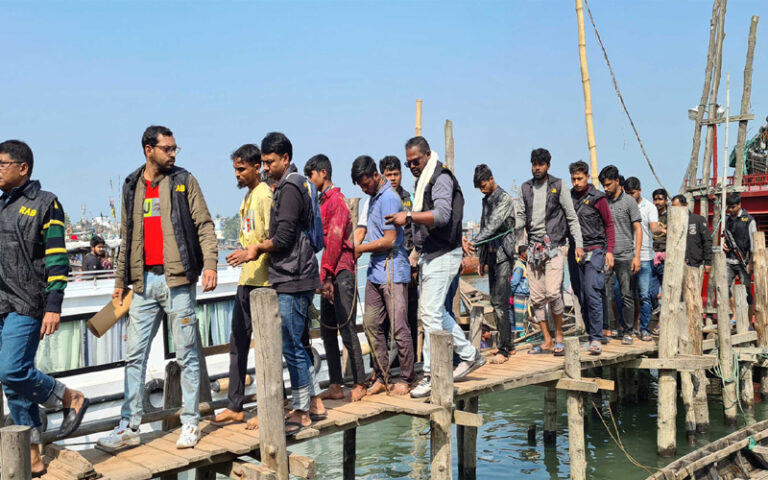 বঙ্গোপসাগরে জলদস্যুর রাজত্ব!