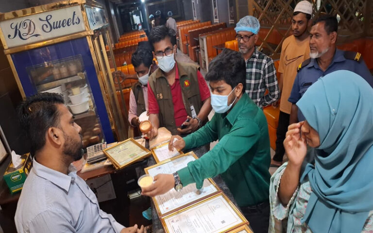 চট্টগ্রামে কাচ্চি ডাইনে তেলাপোকা-ঈঁদুর, জরিমানা ৩ লাখ টাকা