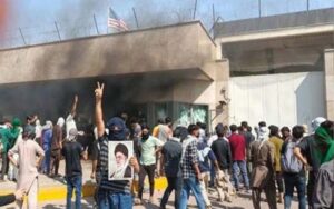 খামেনি হত্যার প্রতিবাদে পাকিস্তানে মার্কিন দূতাবাসে হামলা