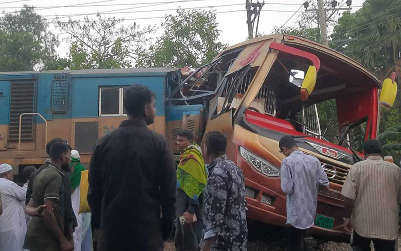 কুমিল্লায় রেল ক্রসিংয়ে মৃত্যুর মিছিল কার অবহেলায়?
