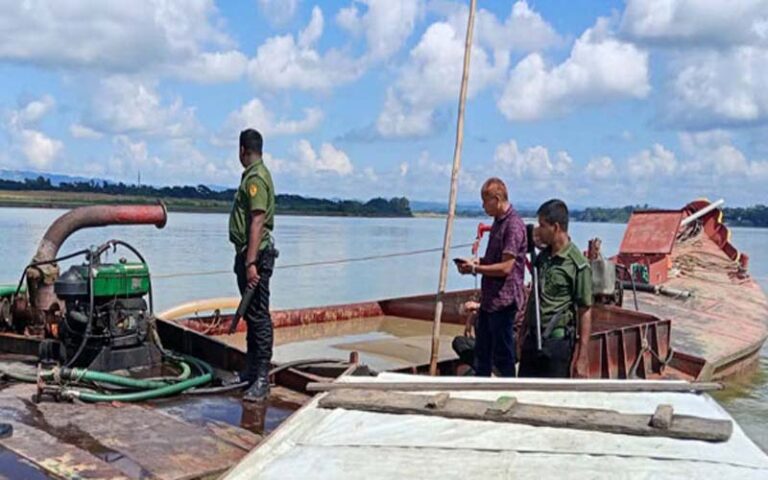 কর্ণফুলীর বালুমহাল ইস্যুতে পুলিশ-ব্যবসায়ী দ্বদ্ব