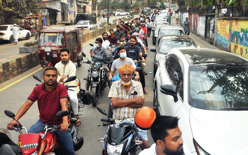 তেল ক্রয়ে হুড়াহুড়ি, লাগাম টানল বিপিসি