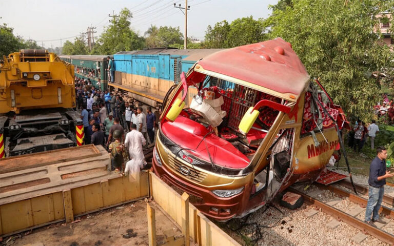 কুমিল্লায় বাস-ট্রেন সংঘর্ষে মামলা, গেটম্যান ২ আসামির প্রশিক্ষণ ছিল না