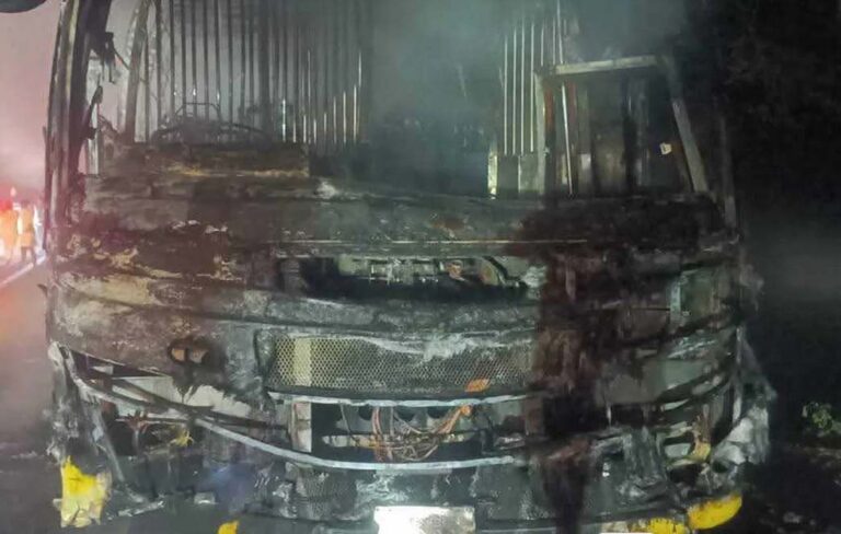 রাউজানে বাস-অটোরিক্সার সংঘর্ষে নিহত ১, বাসে আগুন