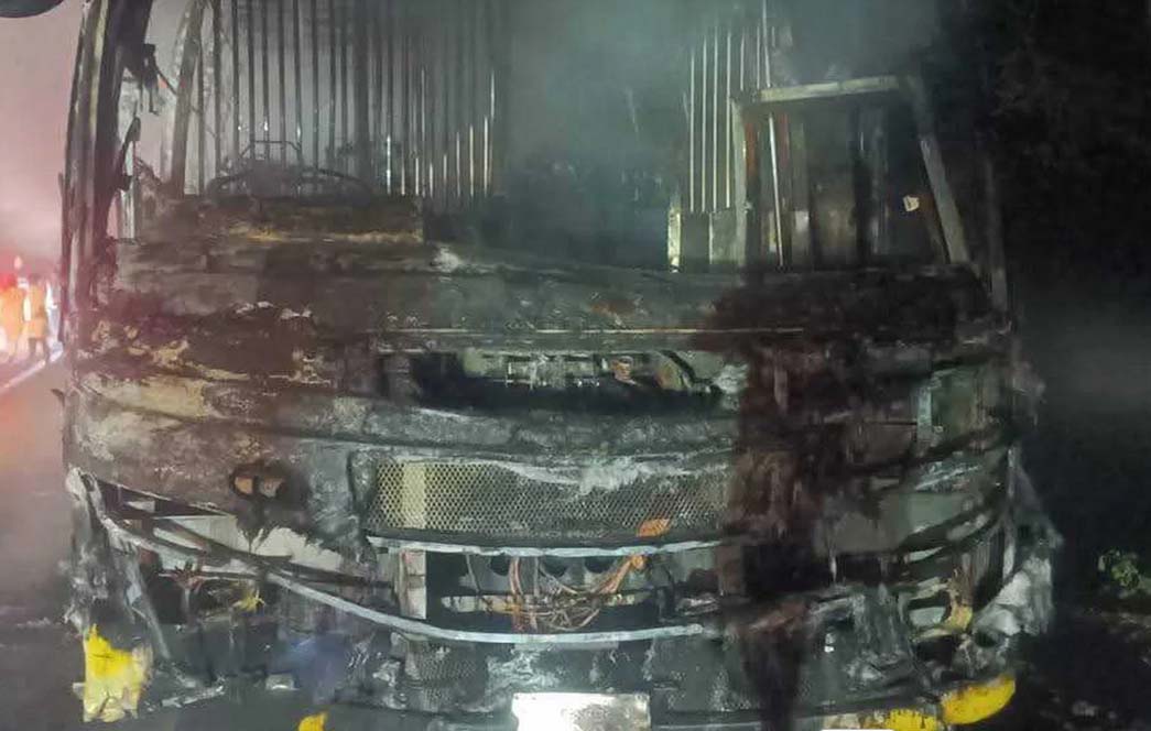 রাউজানে বাস-অটোরিক্সার সংঘর্ষে নিহত ১, বাসে আগুন