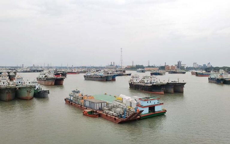 মজুতদারী নিয়ে লাইটার জাহাজের প্রতি বিশেষ সতর্কতা