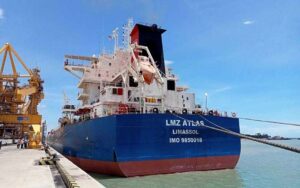 চট্টগ্রাম বন্দরে চার জাহাজে আসছে বিপুল পরিমাণ ডিজেল