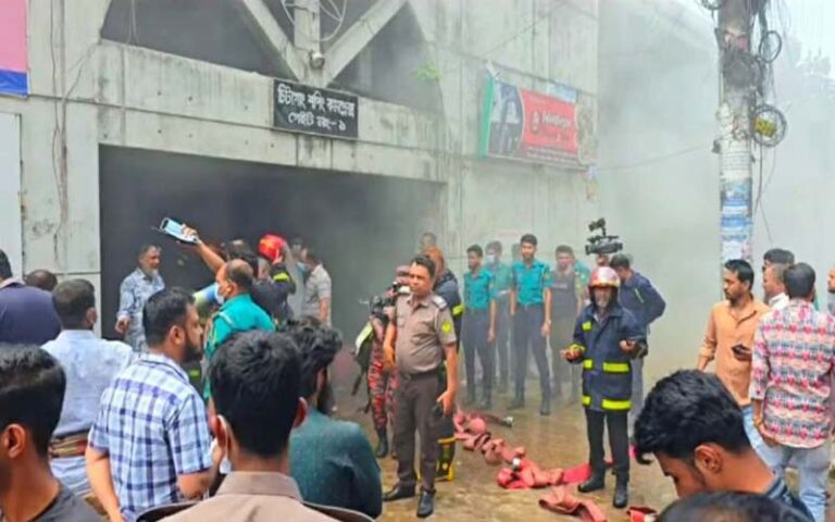 চিটাগাং শপিং কমপ্লেক্সে আগুন, নিয়ন্ত্রণে কাজ করছে ফায়ার সার্ভিস